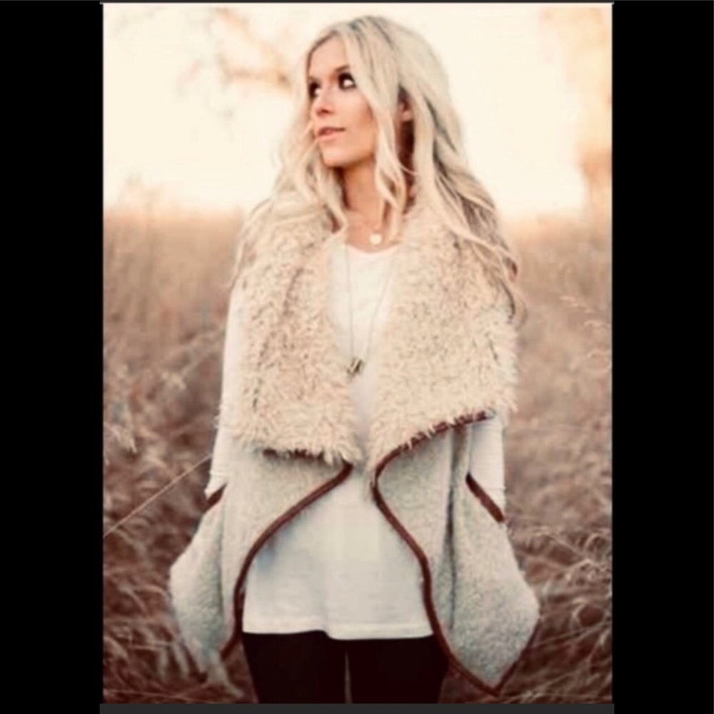 Love Tree open front sherpa faux fur vest. Medium